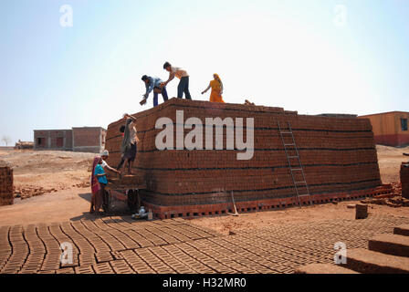 People working at Brick Kiln, Maharashtra, India Stock Photo