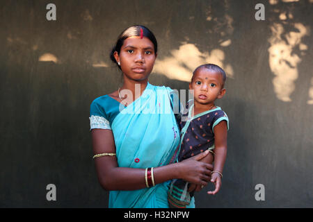 KHARIA TRIBE, Mother and child, Khadiyapara village, Chattisgarh, India Stock Photo