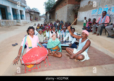 SAWAR TRIBE, Sawar Tribal People Singing Traditional Song, Akashkhar Village, Saraipali Tehsil, Mahasamund District, Chattisgarh Stock Photo