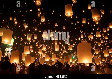 Chiang Mai, Thailand - 25 October 2014. Mass release of 'khom loy' (floating lanterns) at Mae Jo. Stock Photo