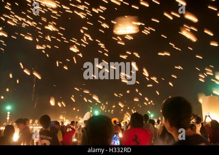 Chiang Mai, Thailand - 25 October 2014. Mass release of 'khom loy' (floating lanterns) at Mae Jo. Stock Photo