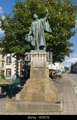 Statue of Thomas Edward Ellis MP on the high street of Bala. Stock Photo