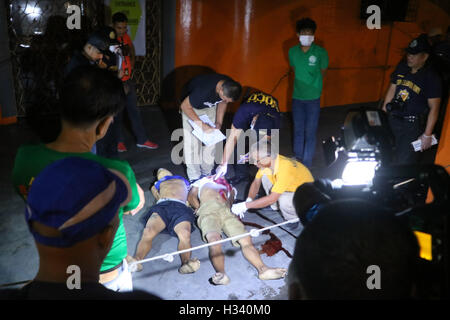 Philippines. 04th Oct, 2016. (EDITOR'S NOTE: Image contains graphic content) Members of S.O.C.O. (Scene of the Crime Operatives) process the crime scene and the remain of two un-identified allegedly drug dealers are the victims of summary executions at the front of Santa Catalina Colleges, Legarda, Manila City. Credit:  Gregorio B. Dantes Jr./Pacific Press/Alamy Live News Stock Photo