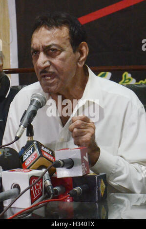 Lahore, Pakistan. 03rd Oct, 2016. Pakistan Film Industry Renowned Actor, Mustafa Qureshi addresses to media persons during press conference against Indian movies held at Lahore press club. © Rana Sajid Hussain/Pacific Press/Alamy Live News Stock Photo