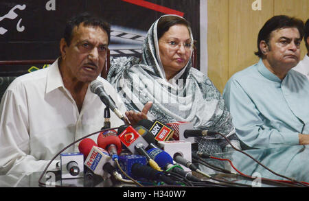 Lahore, Pakistan. 03rd Oct, 2016. Pakistan Film Industry Renowned Actor, Mustafa Qureshi addresses to media persons during press conference against Indian movies held at Lahore press club. © Rana Sajid Hussain/Pacific Press/Alamy Live News Stock Photo