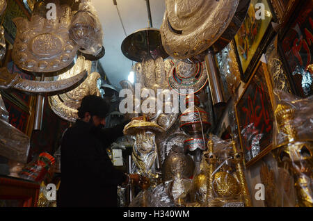 Lahore, Pakistan. 03rd Oct, 2016. Pakistani Shiite Muslims are busy in purchasing related stuff from a vendor as part of the Holy month of Muharram ul Haram. Muharram is known as the first month of the Islamic calendar'Muharram is the mourning month in remembrance of the Shahadat of Shiites'spiritual leader Imam Hussain the grandson of the Holy Prophet Mohammad. © Rana Sajid Hussain/Pacific Press/Alamy Live News Stock Photo