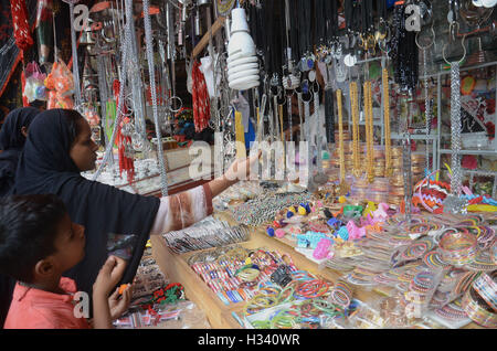 Lahore, Pakistan. 03rd Oct, 2016. Pakistani Shiite Muslims are busy in purchasing related stuff from a vendor as part of the Holy month of Muharram ul Haram. Muharram is known as the first month of the Islamic calendar'Muharram is the mourning month in remembrance of the Shahadat of Shiites'spiritual leader Imam Hussain the grandson of the Holy Prophet Mohammad. © Rana Sajid Hussain/Pacific Press/Alamy Live News Stock Photo