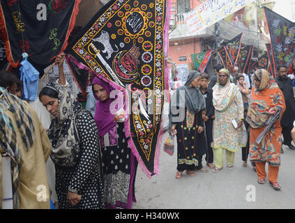 Lahore, Pakistan. 03rd Oct, 2016. Pakistani Shiite Muslims are busy in purchasing related stuff from a vendor as part of the Holy month of Muharram ul Haram. Muharram is known as the first month of the Islamic calendar'Muharram is the mourning month in remembrance of the Shahadat of Shiites'spiritual leader Imam Hussain the grandson of the Holy Prophet Mohammad. © Rana Sajid Hussain/Pacific Press/Alamy Live News Stock Photo