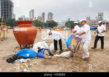 Dabbawalas clean the Chowpatty beach in Mumbai, India on September 16, 2016, and remove Stock Photo