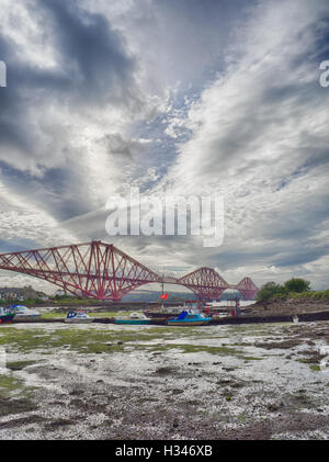 Boats moored in front of the Forth Rail Bridge in Edinburgh, Scotland, connecting the towns of North and South Stock Photo
