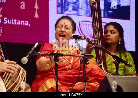 Classical singer Parveen Sultana perform music concert to celebrate the birth MS Subbulakshmi by Sangeet Natak Akademi Mumbai Stock Photo