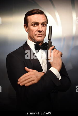 Berlin, Germany. 4th Oct, 2016. A waxwork of actor Sean Connery playing the role of James Bond, at Madame Tussauds in Berlin, Germany, 4 October 2016. PHOTO: BRITTA PEDERSEN/DPA/Ģ����ý Live News Stock Photo