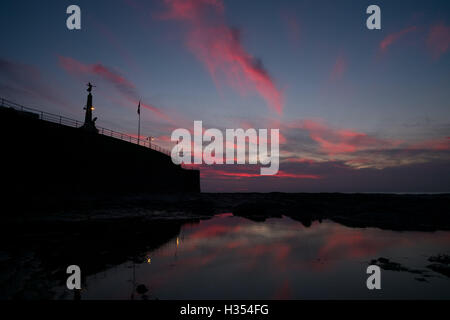 Aberystwyth, Wales, UK. 4th October, 2016.  UK Weather: Dramatic red coloured clouds fill the sky after sunset in Aberystwyth on the west wales coast.   A  'Red sky at night' is often a foreteller of fine weather on the following day   photo Credit:  Keith Morris / Alamy Live News Stock Photo