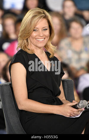 Haverford, Pennsylvania, USA. 4th Oct, 2016. Actress, ELIZABETH BANKS, at the Family Town Hall event in Delaware County Pa Credit:  Ricky Fitchett/ZUMA Wire/Alamy Live News Stock Photo
