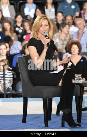 Haverford, Pennsylvania, USA. 4th Oct, 2016. Actress, ELIZABETH BANKS, at the Family Town Hall event in Delaware County Pa Credit:  Ricky Fitchett/ZUMA Wire/Alamy Live News Stock Photo