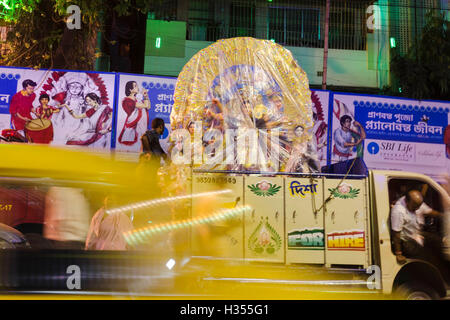 Kolkata, West Bengal, India. 4th Oct, 2016. Caption : Kolkata, West Bengal, India : Deity is getting ready to be incarnated at owner's place. © Debsuddha Banerjee/ZUMA Wire/Alamy Live News Stock Photo