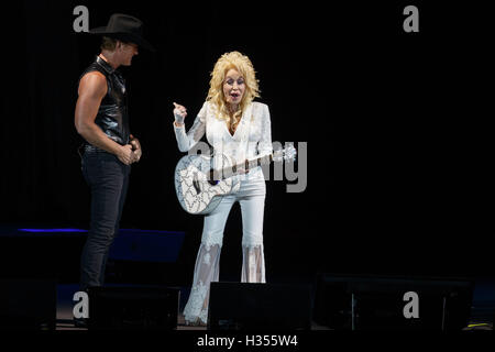 Los Angeles, CA, USA. 1st Oct, 2016. Veteran country music singer and songwriter Dolly Parton performs live at the Hollywood Bowl during her Pure & Simple Tour on Saturday, October 1, 2016 in Los Angeles, Calif. © 2016 Patrick T. Fallon © Patrick Fallon/ZUMA Wire/Alamy Live News Stock Photo