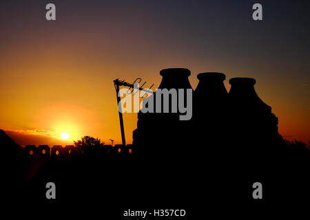 London, UK. 5th October, 2016. There was a fine start to the capital today and the weather is expected to be mild and clear Credit:  Paul Swinney/Alamy Live News Stock Photo