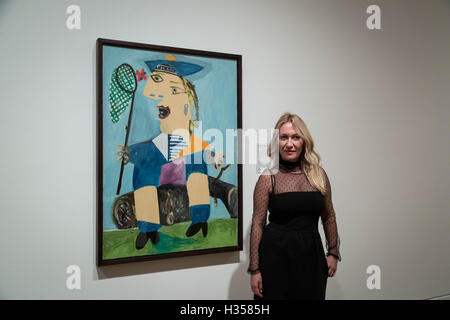 London, UK. 5th October, 2016. Pablo Picasso’s grand-daughter, Diana Widmaier-Picasso, poses by a Picasso painting of her mother ‘Maya in a Sailor Suit’ (1938) at the National Portrait Gallery exhibition opening of ‘Picasso Portaits’ which focuses on portraits of people he knew. Credit:  Guy Corbishley/Alamy Live News Stock Photo