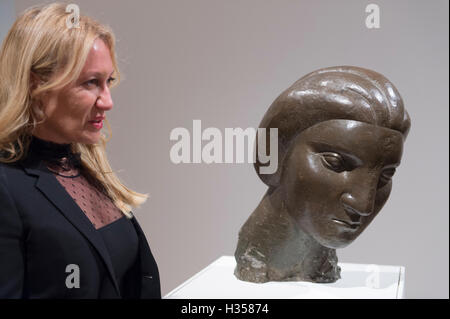 National Portrait Gallery, London, UK. 5th October, 2016. Diana Widmaier Picasso, grand-daughter of Pablo Picasso, poses with Head of a Woman bronze. Picasso Portraits exhibition opens Thursday 6 October 2016. Credit:  artsimages/Alamy Live News Stock Photo