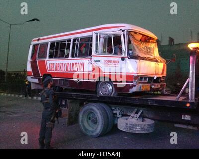 Kabul, Afghanistan. 5th Oct, 2016. Photo taken on Oct. 5, 2016 shows the damaged bus in Kabul, capital of Afghanistan. Six people were injured as a suicide bomber targeted a bus blasted in the Afghan capital of Kabul on Wednesday, a police officer said. © Rahmat Alizadah/Xinhua/Alamy Live News Stock Photo