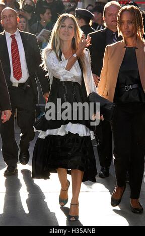 New York, USA. 5th October, 2016. Sarah Jessica Parker seen leaving 'Good Morning America'  where she promoted her HBO television series 'Divorice'  in New York, New York on October 5, 2016. Credit:  MediaPunch Inc/Alamy Live News Stock Photo