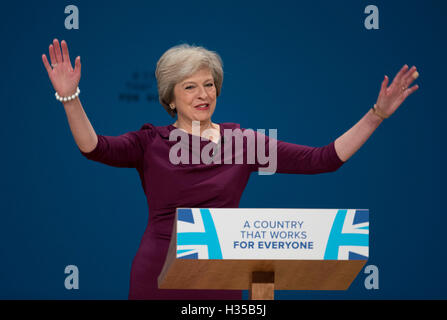 Birmingham. 5th Oct, 2016. British Prime Minister Theresa May greets the audience before giving a speech on the final day of the Conservative Party Conference in Birmingham, Britain, on Oct. 5, 2016. British Prime Minister Theresa May closed the Conservative's annual conference in Birmingham Wednesday, saying her party is to occupy the center ground in politics. Credit:  Xinhua/Alamy Live News Stock Photo