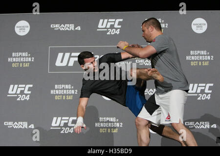 Manchester, UK. 5th October, 2016. Michael Bisping undertakes a open workout.   Credit:  Dan Cooke/Alamy Live News Stock Photo