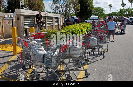 Hollywood, FL, USA. 5th Oct, 2016. As Hurricane Matthew approaches South Florida, customers line up to have their propane tanks filled at the BJ's Wholesale Club in the Oakwood Plaza in Hollywood. SOUTH FLORIDA OUT; NO MAGS; NO SALES; NO INTERNET; NO TV. Credit:  Sun-Sentinel/ZUMA Wire/Alamy Live News Stock Photo