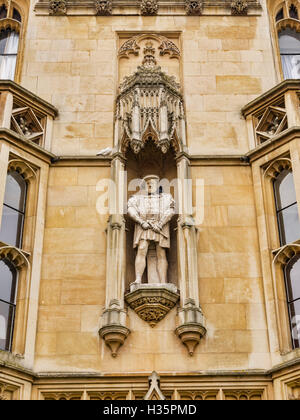 Statue of Henry VIII on the facade of King's College, Cambridge, England, UK Stock Photo