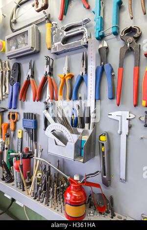 Tools to hang pictures on wall discount