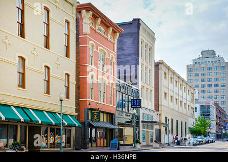 Revitalized Union Street in downtown Memphis, TN is lined with restaurants and retail shops including popular 'The Belle' bistro Stock Photo