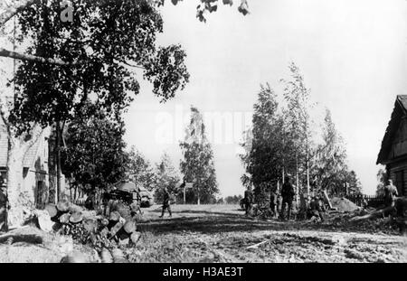 German soldiers advancing an on the Eastern front, 1941 Stock Photo - Alamy