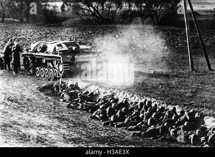 Assault gun and infantry of the Wehrmacht on the Eastern Front, 1941 Stock Photo