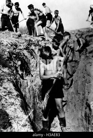 East Prussian Hitler Youth members building trenches, 1944 Stock Photo