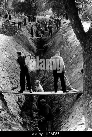 German civilians during the construction of border fortifications in the Moselle region, 1944 Stock Photo