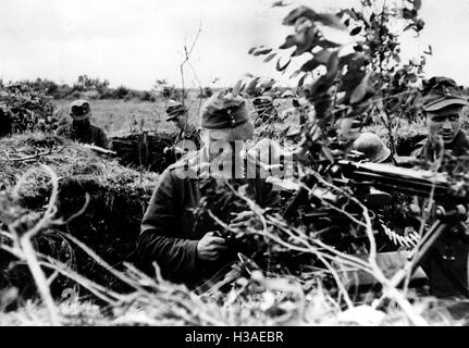 Machine gun position of a Luftwaffe field division on the Eastern Front, 1944 Stock Photo