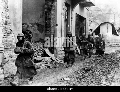 Machine gun troop of the Waffen SS on the march in Russia, 1944 Stock Photo