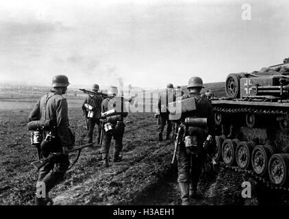 German infantrymen with assault guns on the Eastern Front, June 1942 Stock Photo