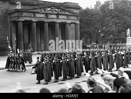 Hitler Youth members laying a wreath in front of the cenotaph in Berlin, 1937 Stock Photo