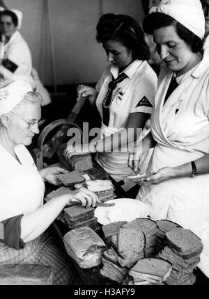 Care center for bomb victims, Berlin 1943 Stock Photo