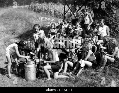 Landjahrmaedel (Country Year girls) take a break during field work, 1937 Stock Photo