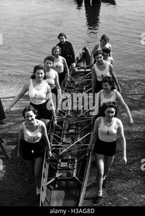 Members of the BDM-Werk Glaube und Schoenheit (BDM-Work, Faith and Beauty Society) while rowing, 1940 Stock Photo