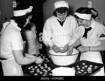 Members of the BDM-Werk Glaube und Schoenheit (BDM-Work, Faith and Beauty Society) when baking, 1941 Stock Photo
