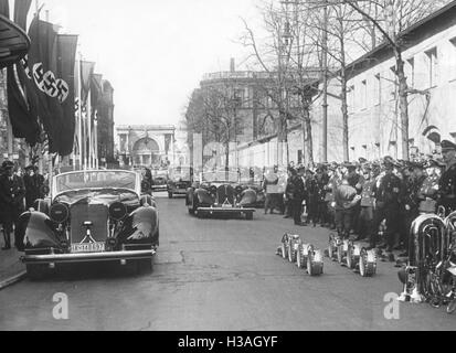 Guards and onlookers in front of the Kroll Opera House in Berlin, 1942 Stock Photo