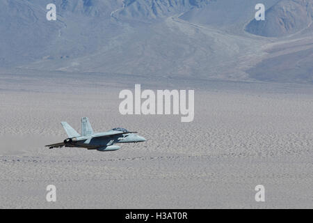 United States Navy F/A-18F Super Hornet Jet Fighter, Flying Over The Panamint Valley, California. Stock Photo