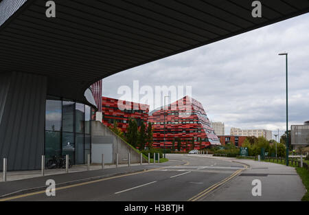 Amenities building at Jubilee Campus, Nottingham University, seen through the archway of the Sir Colin Campbell building. Stock Photo