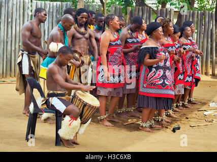 Swazi traditional troupe singing and dancing at the  Mantenga Swazi Cultural Village (Ligugu Lemaswati) Ezulwini Valley, Eswatini (formerly Swaziland) Stock Photo