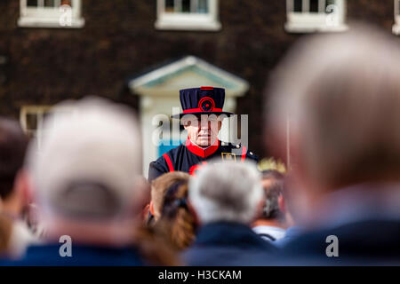 A Beefeater (Yeoman of the Guard) Giving A Tour At The Tower Of London, London, England Stock Photo