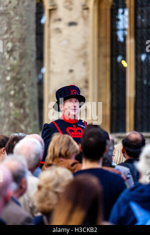 A Beefeater (Yeoman of the Guard) Giving A Tour At The Tower Of London, London, England Stock Photo